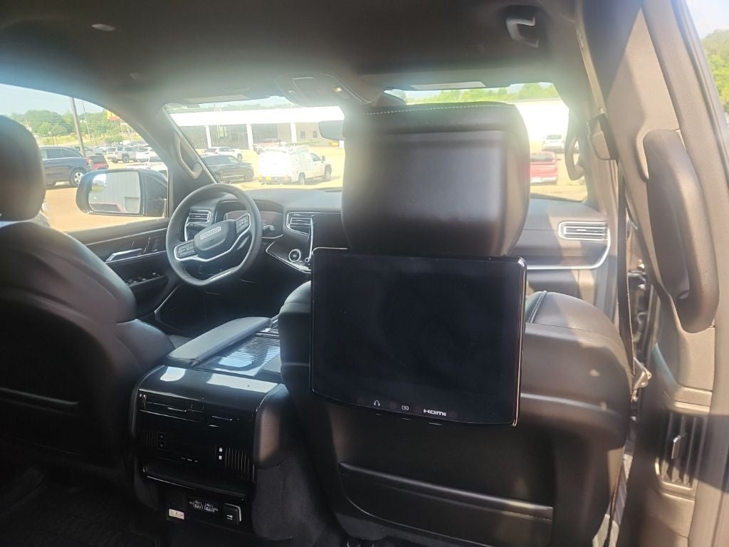 2023 Jeep Wagoneer Base